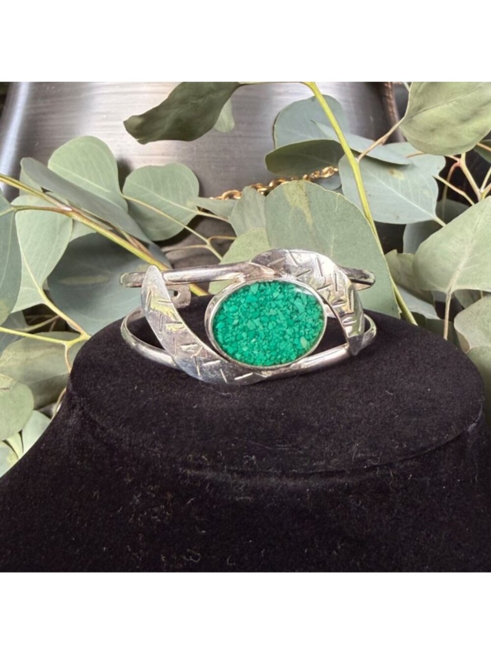 VTG Mexican Silver Tone Cuff Bracelet Engraved Leaf Design & Green Stone Inlay